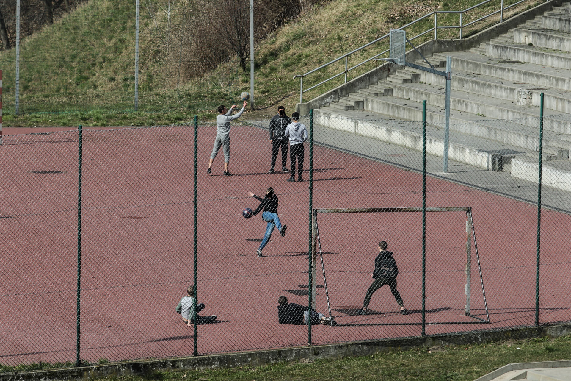 Zaostrzone przepisy dotyczące wychodzenia z domu i korzystania z transportu. Policja zapowiada szczegółowe kontrole
