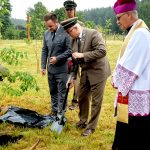 Upamiętniono leśników zamordowanych w Katyniu. Ponad sto dębów posadzono w Orzechowie