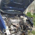 Mechanik-amator demontował za domem stary samochód. Został ukarany mandatem