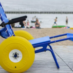 Specjalistyczny wózek ułatwi osobom niepełnosprawnym skorzystanie z plaży