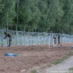 Żołnierze z Warmii i Mazur pomagają w budowie płotu na granicy z Białorusią