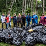 Kilkadziesiąt worków śmieci to efekt sprzątania fragmentu lasu. „Wolontariusze byli przerażeni”