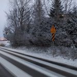 Po nocnych opadach śniegu ślisko na wielu drogach