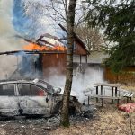 W Kretowinach spłonął domek letniskowy i samochód
