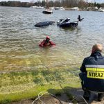 Nietypowa interwencja w Mikołajkach. Samochód wjechał do jeziora