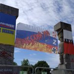 Kontrowersyjny baner na olsztyńskich „szubienicach”. Miasto zapowiedziało usunięcie