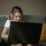 Dzieci i wnuki byłych pracowników PGR-ów z okolic Olecka dostaną komputery