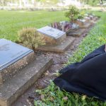 Nagrobki w nowym stylu na cmentarzu w Dywitach. Zdania są podzielone