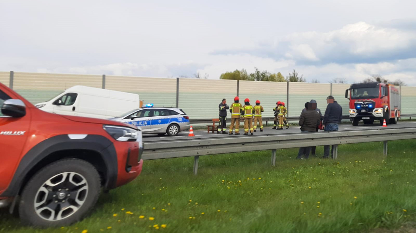 Śmiertelny wypadek na trasie S7. Ciężarówka potrąciła operatora lawety, który mocował zepsute auto na lawecie!