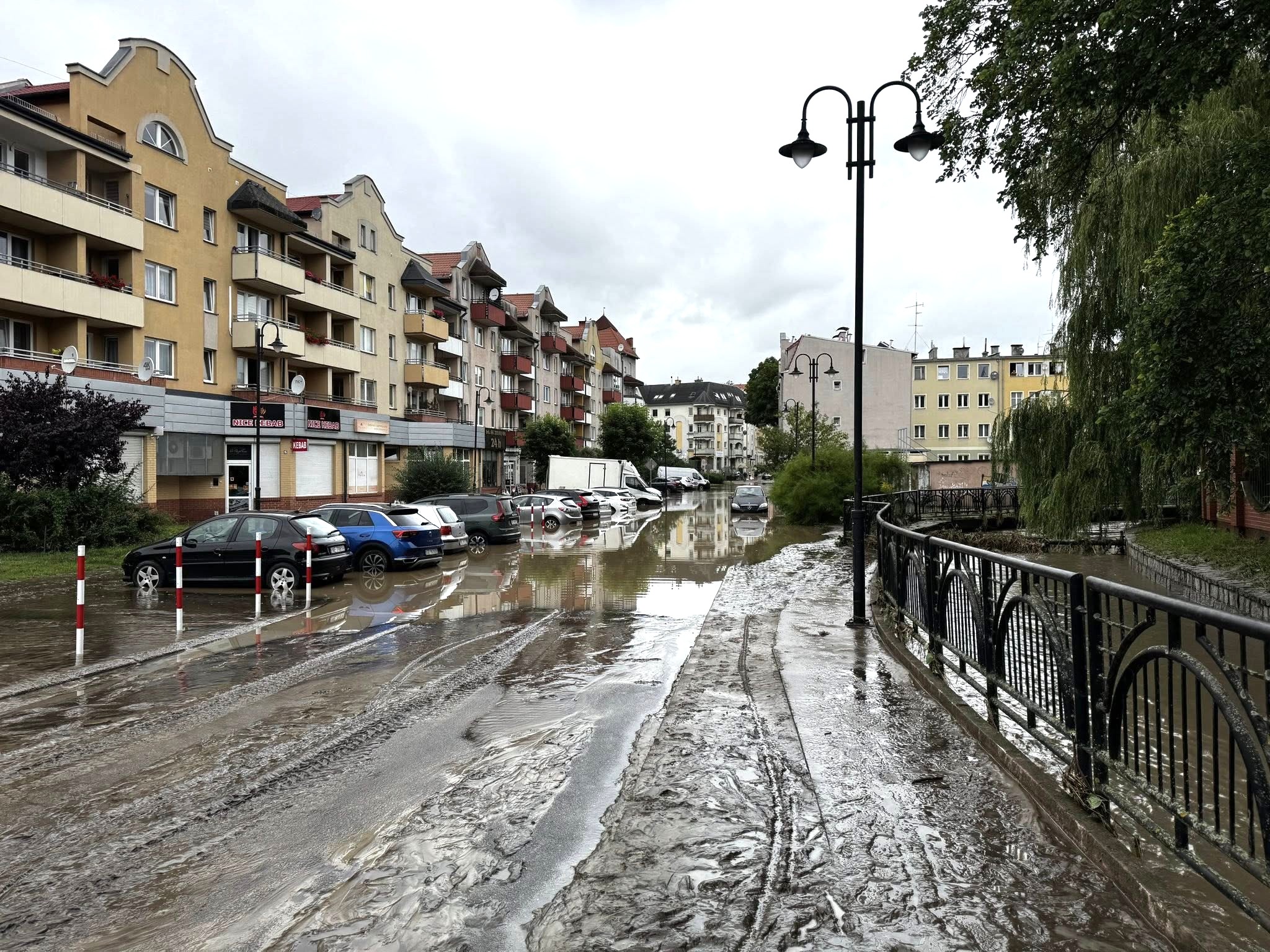 Wylała rzeka, podtopione ulice. Stan pogotowia przeciwpowodziowego w Elblągu