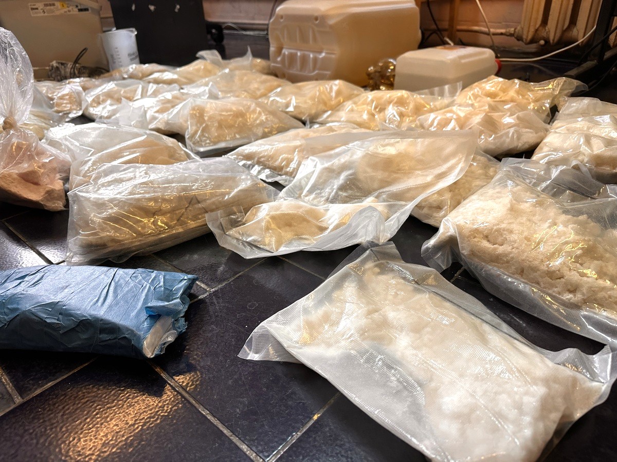 Policja z Elbląga uderzyła w dilerów. Narkotykowa fabryka rozbita