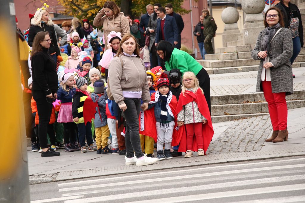 Olsztyn. Dziecięca parada postaci z bajek. Fot. P. Getka