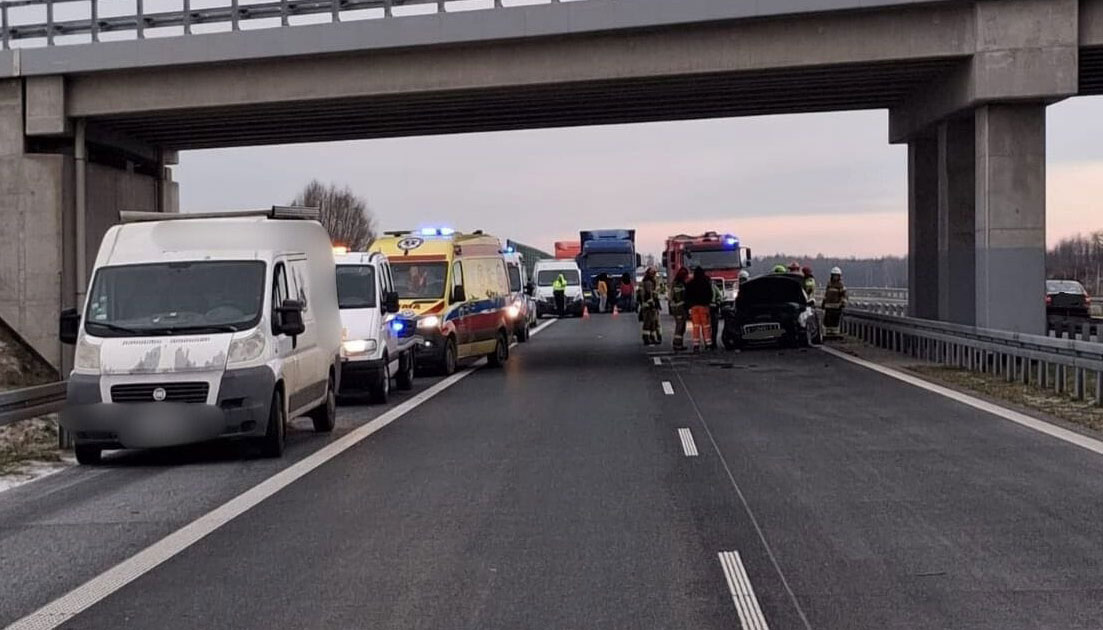 S61: są ranni po zderzeniu osobówek i ciężarówki