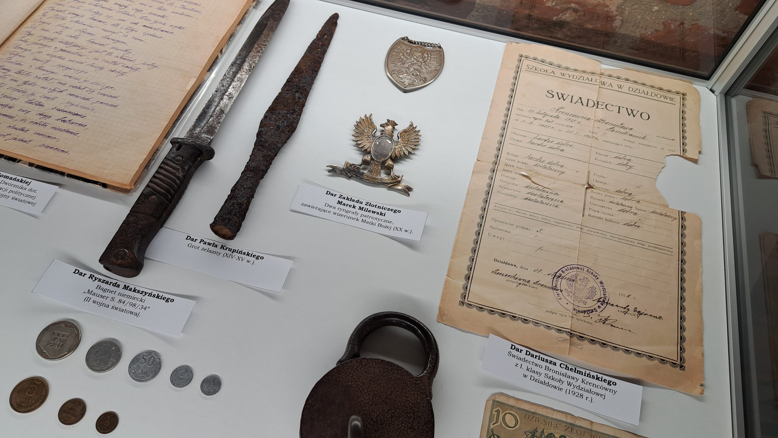 Nowe eksponaty w Muzeum Pogranicza. Wśród darów fotografie, monety i mroczne pamiątki