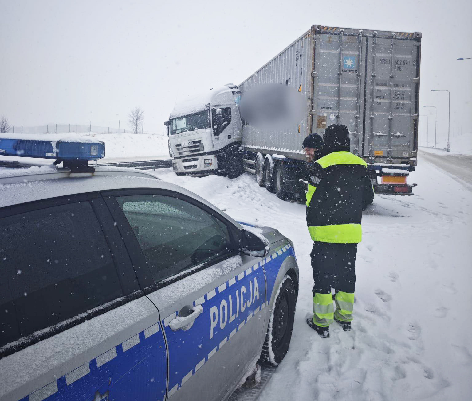 Drogowcy: sytuacja na S7 ma charakter kryzysowy. Do akcji skierowano ciężki sprzęt