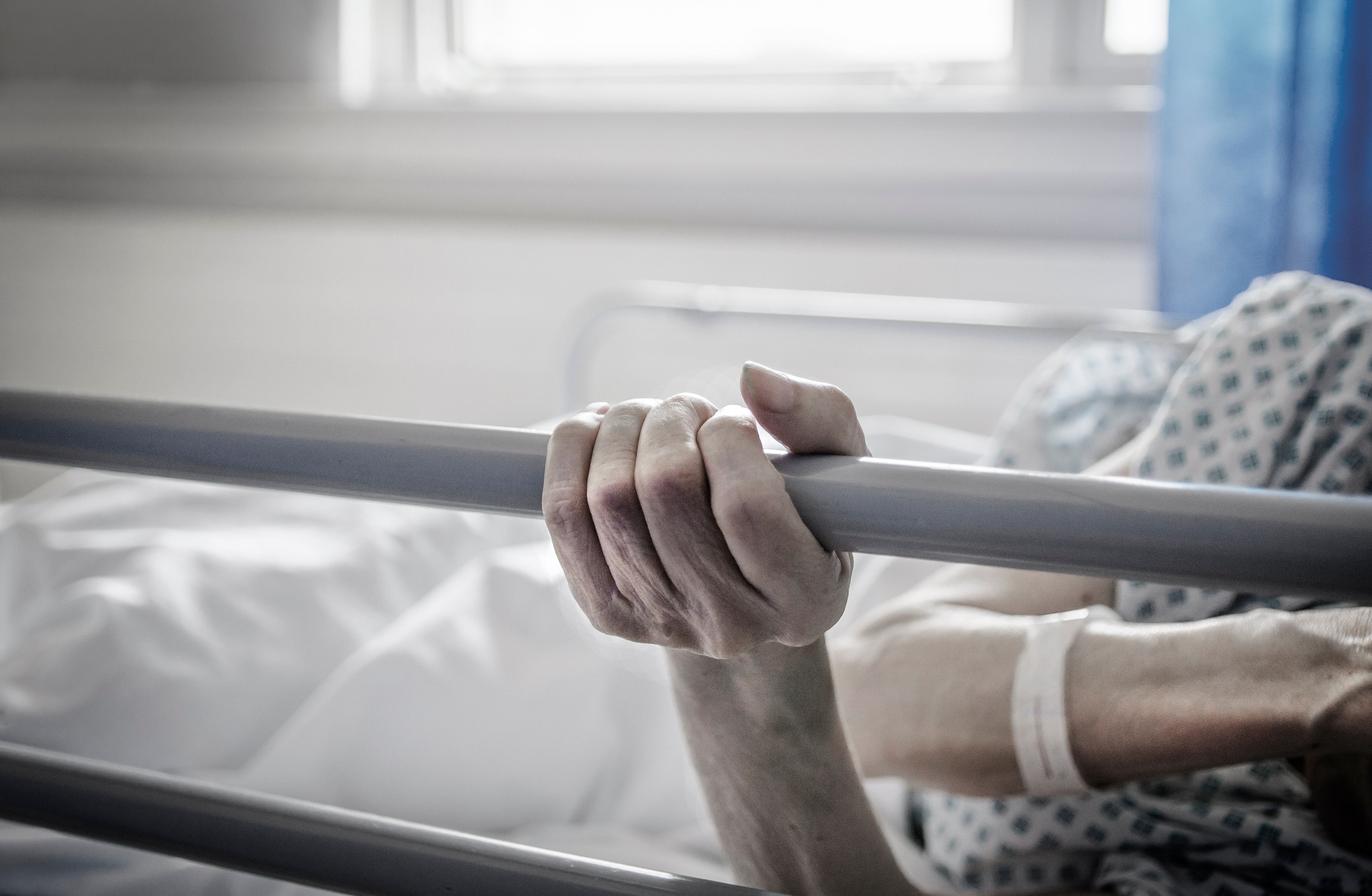 Kryzys opieki nad seniorami. Szpitale przejmują rolę DPS