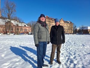 R. Kędzior i K. Kowalski na dawnym placu apelowym. Fot. A. Minkiewicz -Zaremba