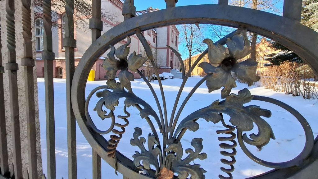 Brama wjazdowa do JW w Biskupcu. Fot. A. Minkiewicz-Zaremba