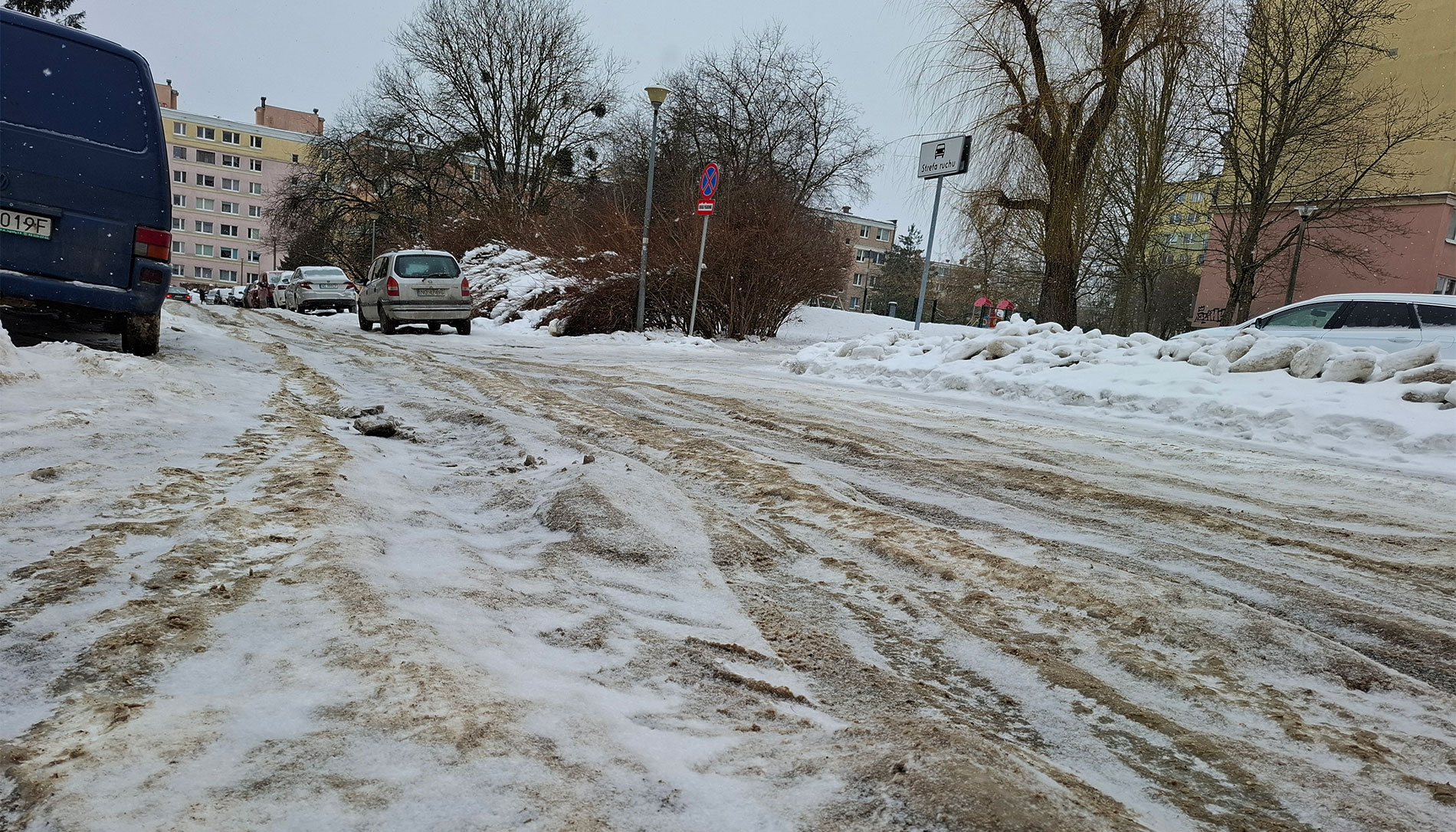 Lodowy dramat na osiedlach Olsztyna. „Nie da się jeździć ani chodzić”