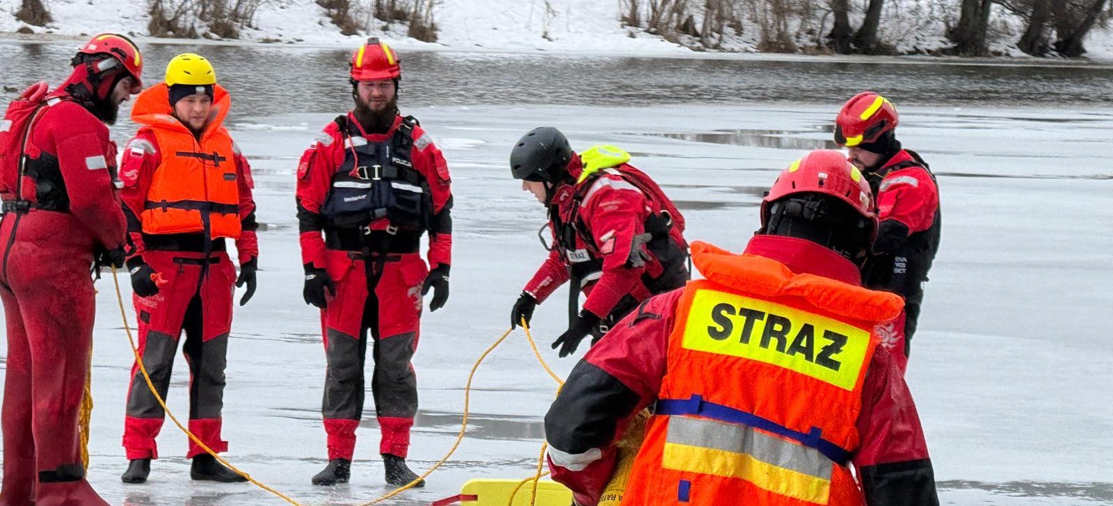 Ratownictwo lodowe w praktyce. Wspólne ćwiczenia straży i policji pod Dywitami