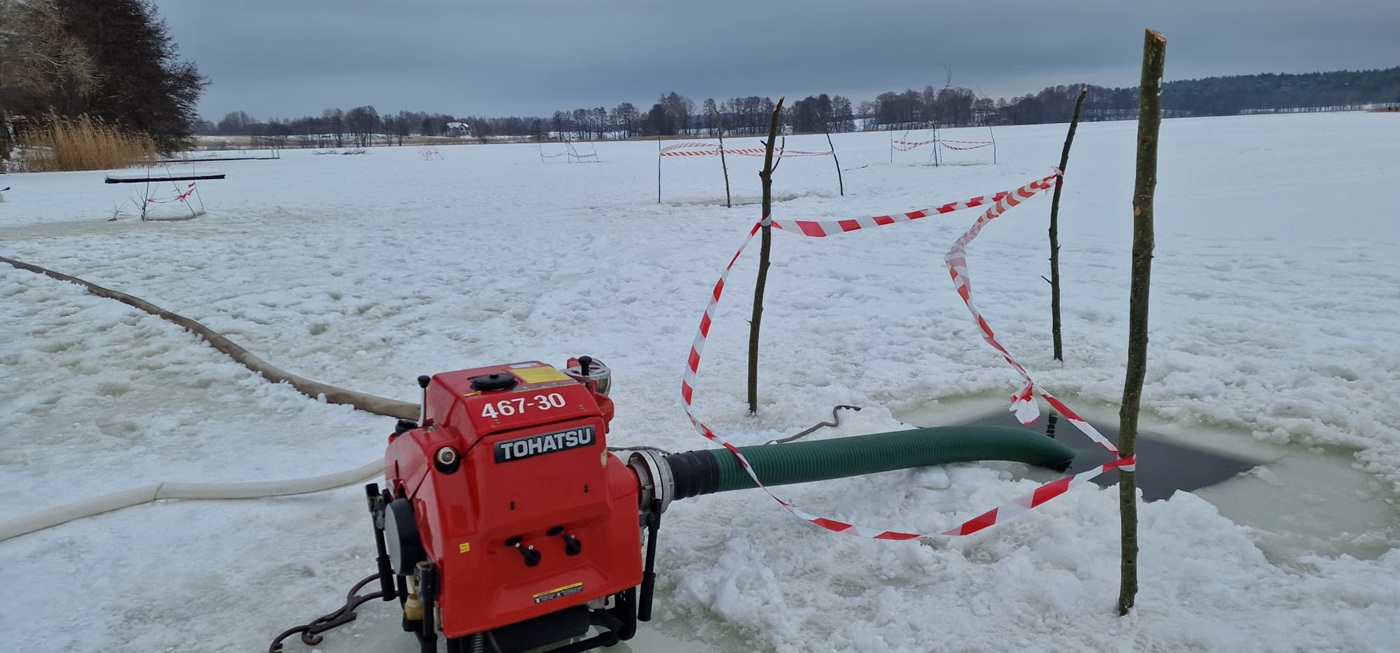 Akcja ratunkowa na jeziorze Tynwałd. Motopompy w walce z przyduchą