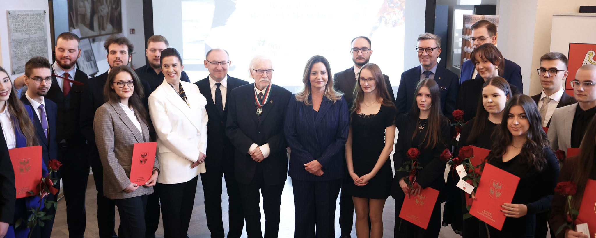 Stypendia marszałka rozdane. Doceniono młodych naukowców i artystów