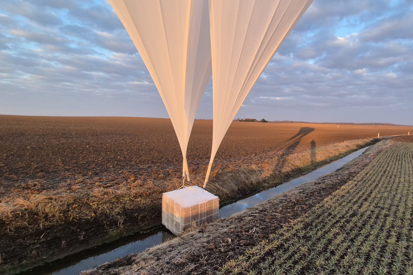 Przemyt z powietrza. Policja zabezpieczyła balony z kontrabandą