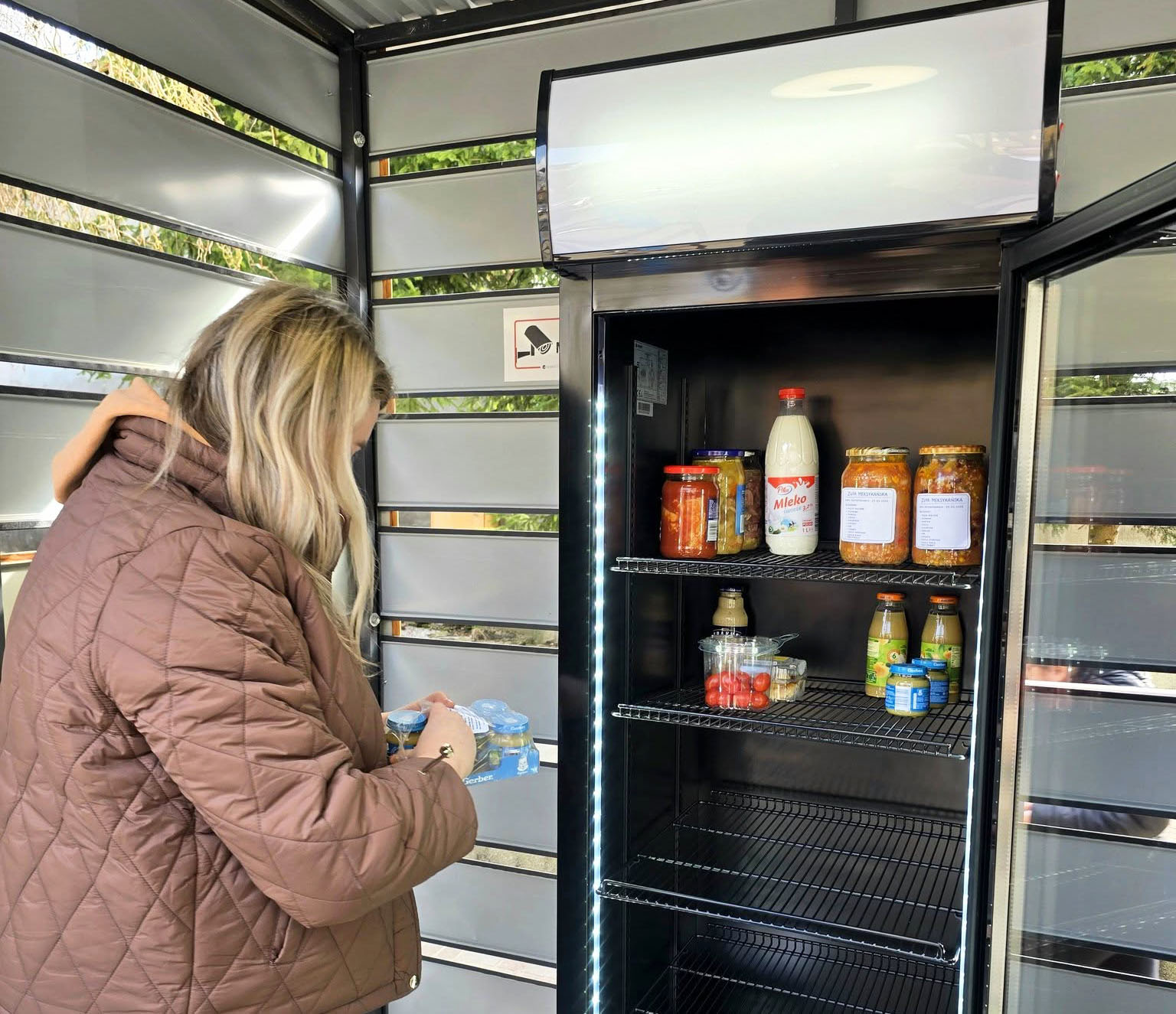 W Ostródzie ponownie stanęła lodówka społeczna