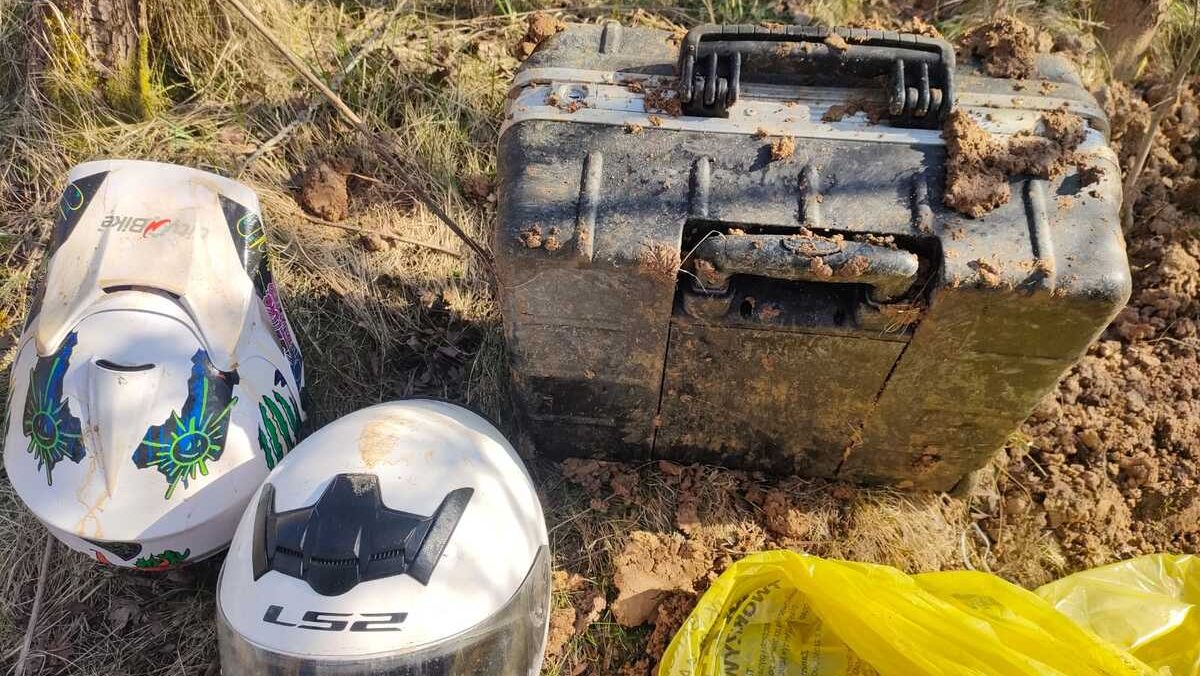 Policjanci odzyskali łupy z kradzieży. Złodziej zakopał je na działce