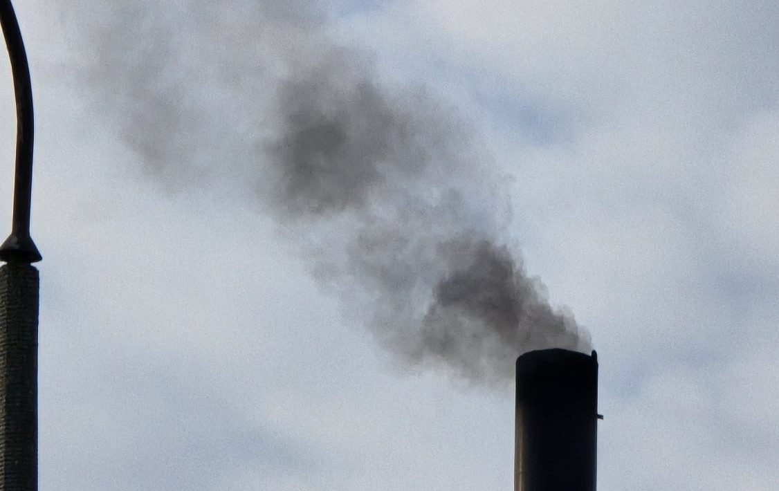 Komin w Mrągowie nadal pracuje. Mieszkańcy domagają się kontroli zakładu