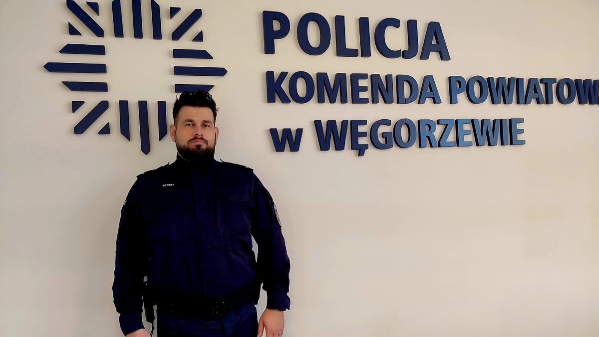 Policjant z Węgorzewa uratował kobietę z zadymionego mieszkania
