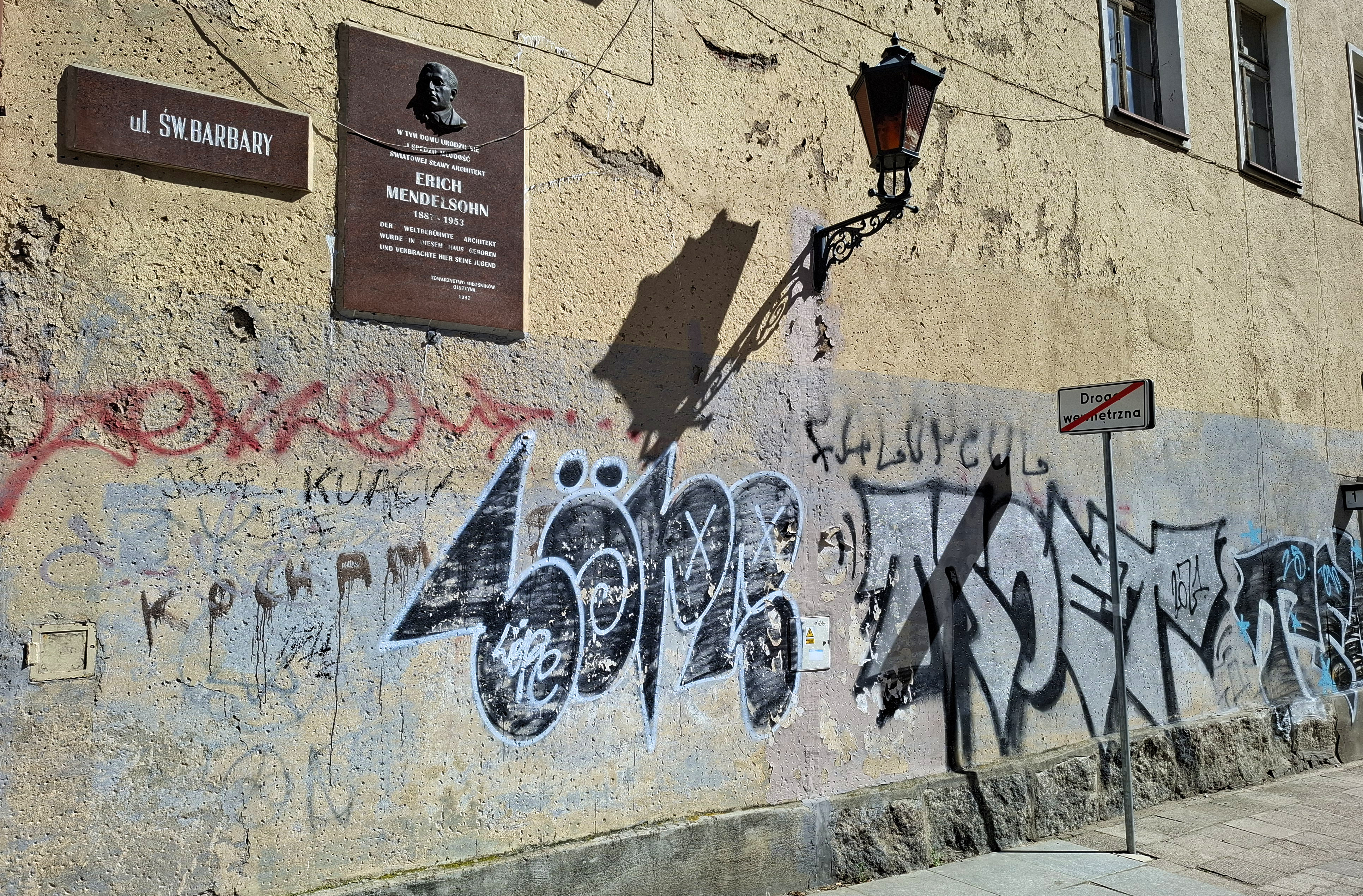 Wandale niszczą zabytki w Olsztynie. Mieszkańcy mają dość graffiti