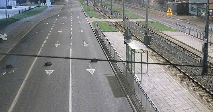 Rozkładał opony i blokował drogę. 29-latek sam zgłosił się na policję