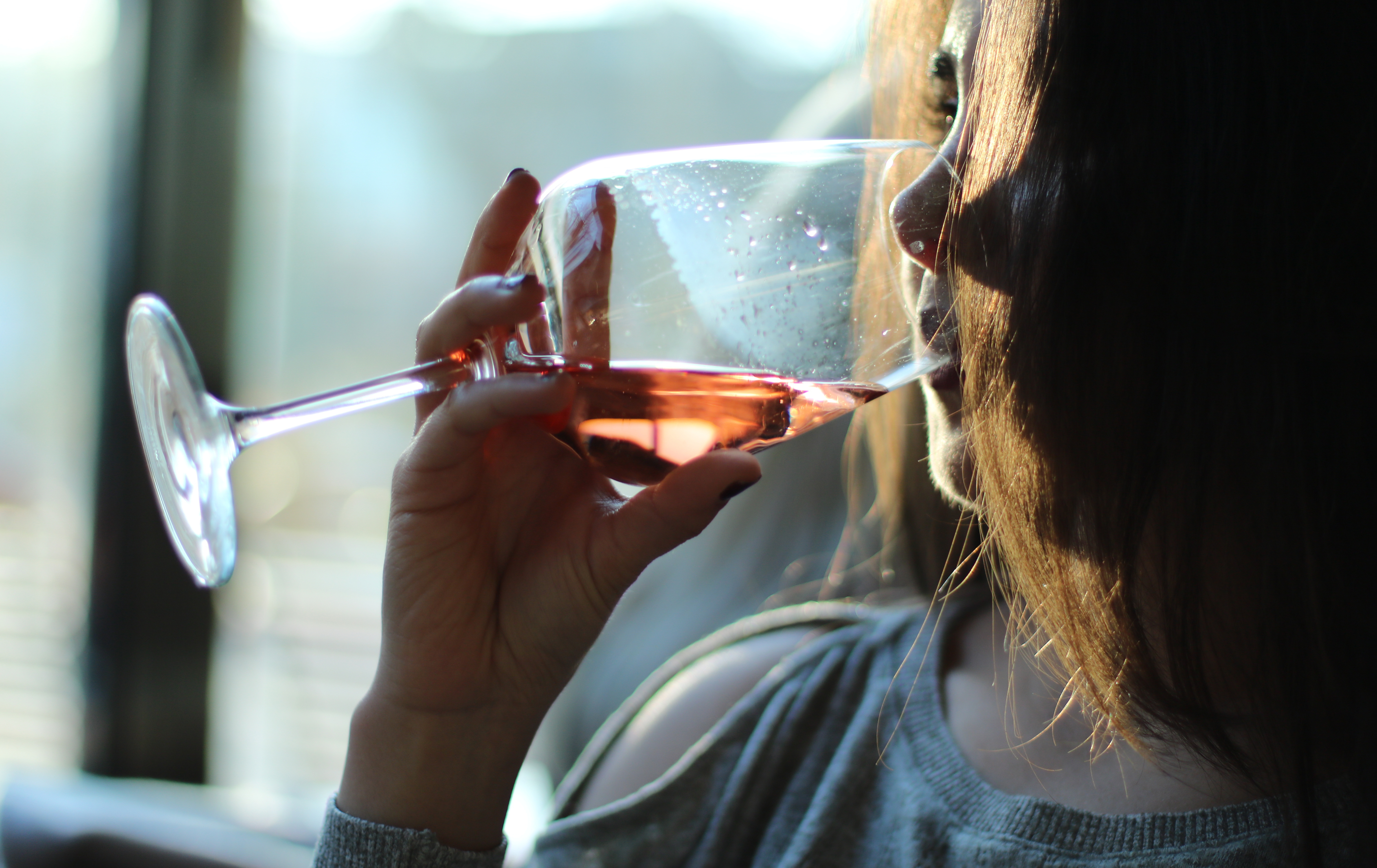 Problem ukryty w czterech ścianach. Coraz więcej kobiet uzależnionych od alkoholu