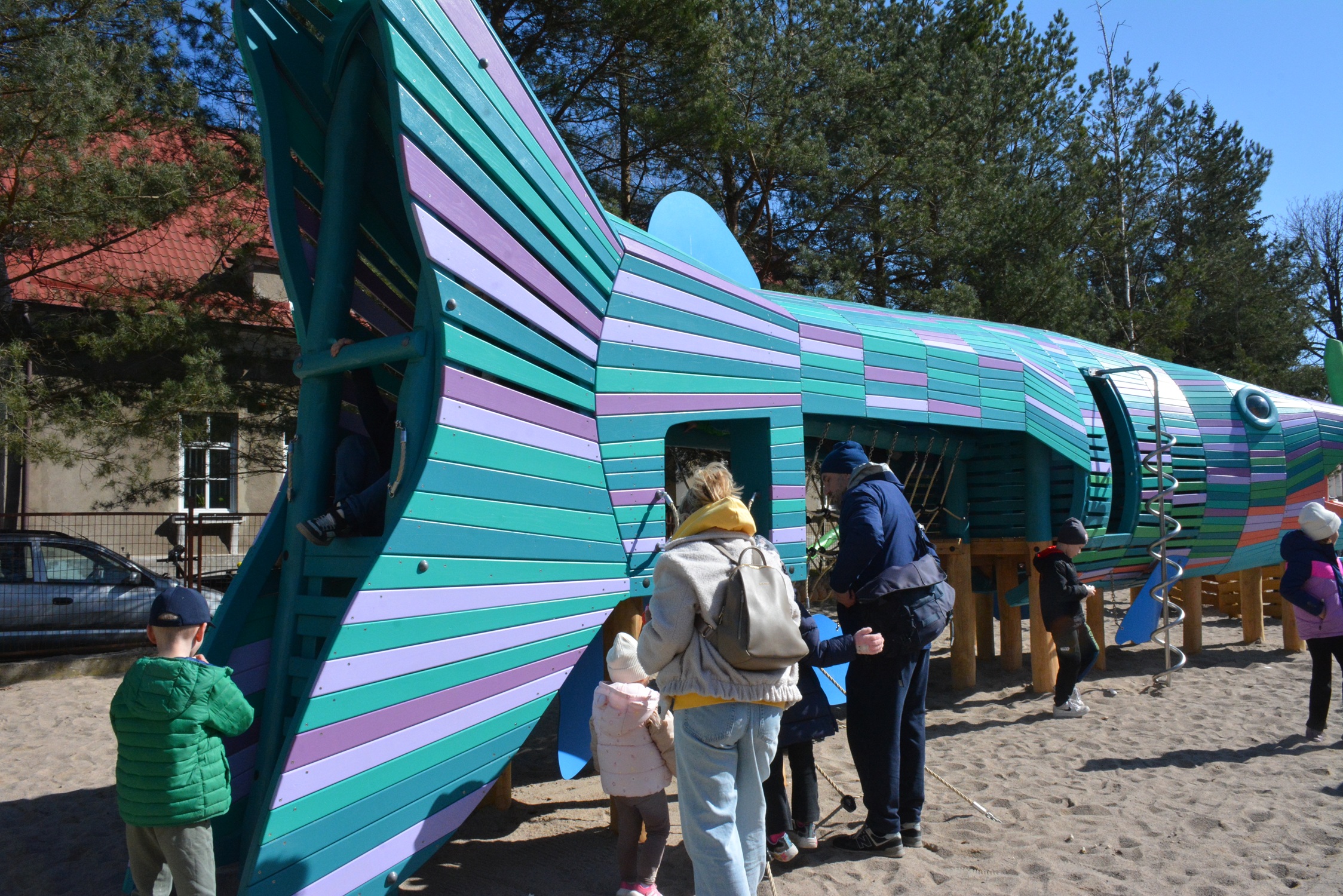 Ryba, w której bawią się dzieci. Giżycko ma wyjątkowy plac zabaw