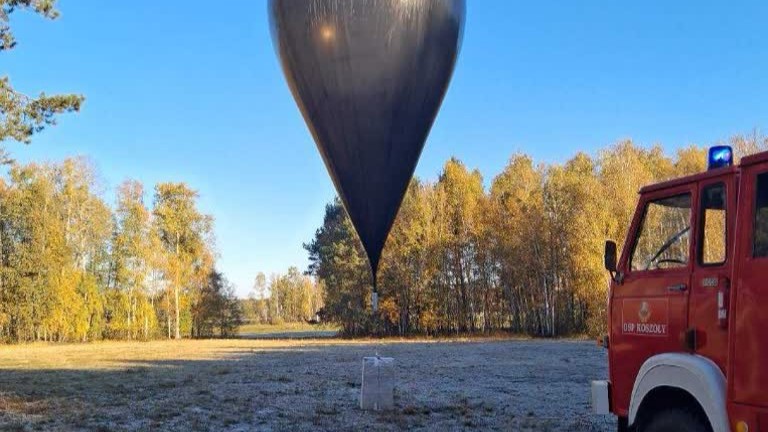 Nocny zrzut papierosów z powietrza. Policja bada sprawę balonów