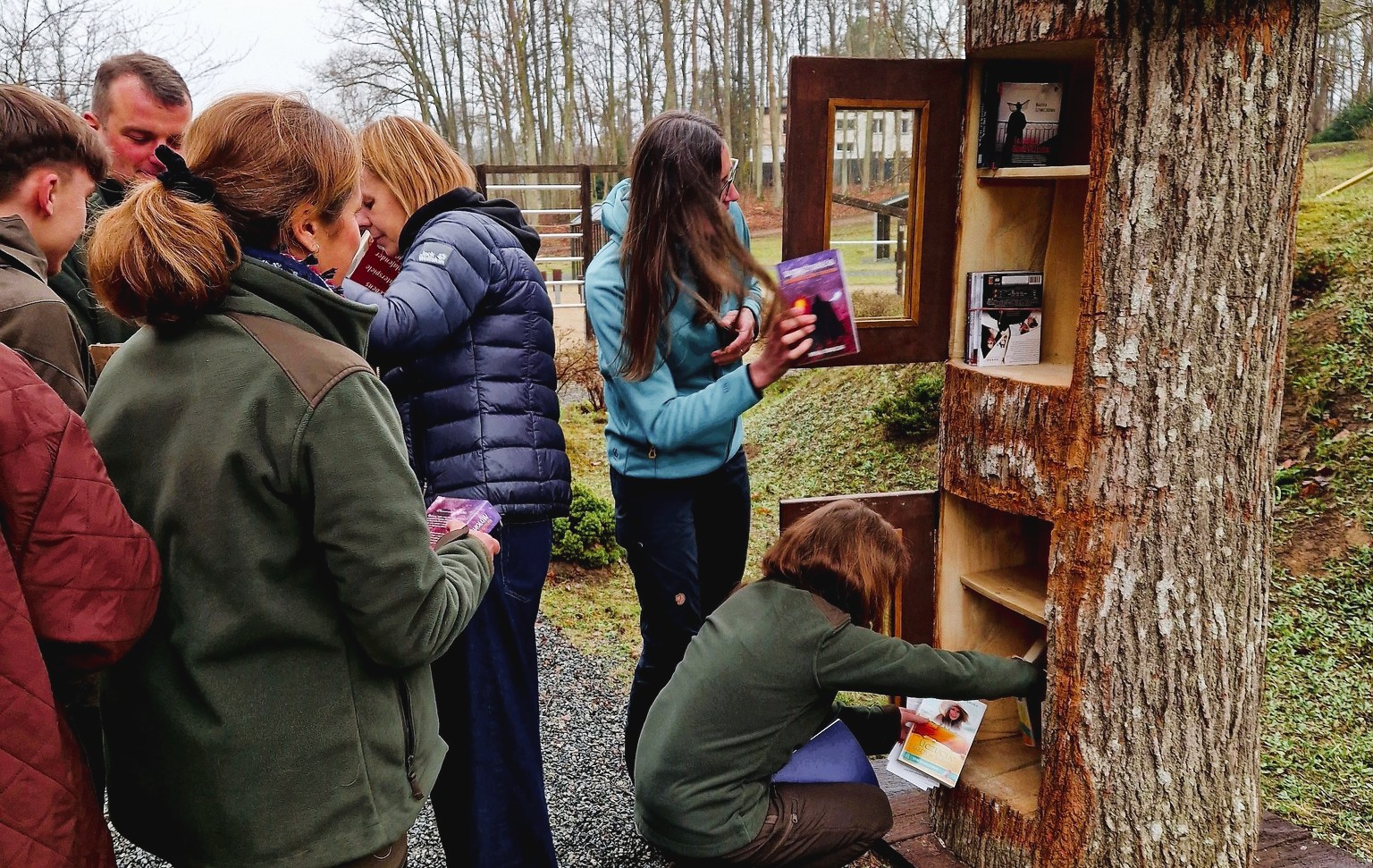 Książki… z dziupli. Niezwykłe miejsce koło Olsztyna