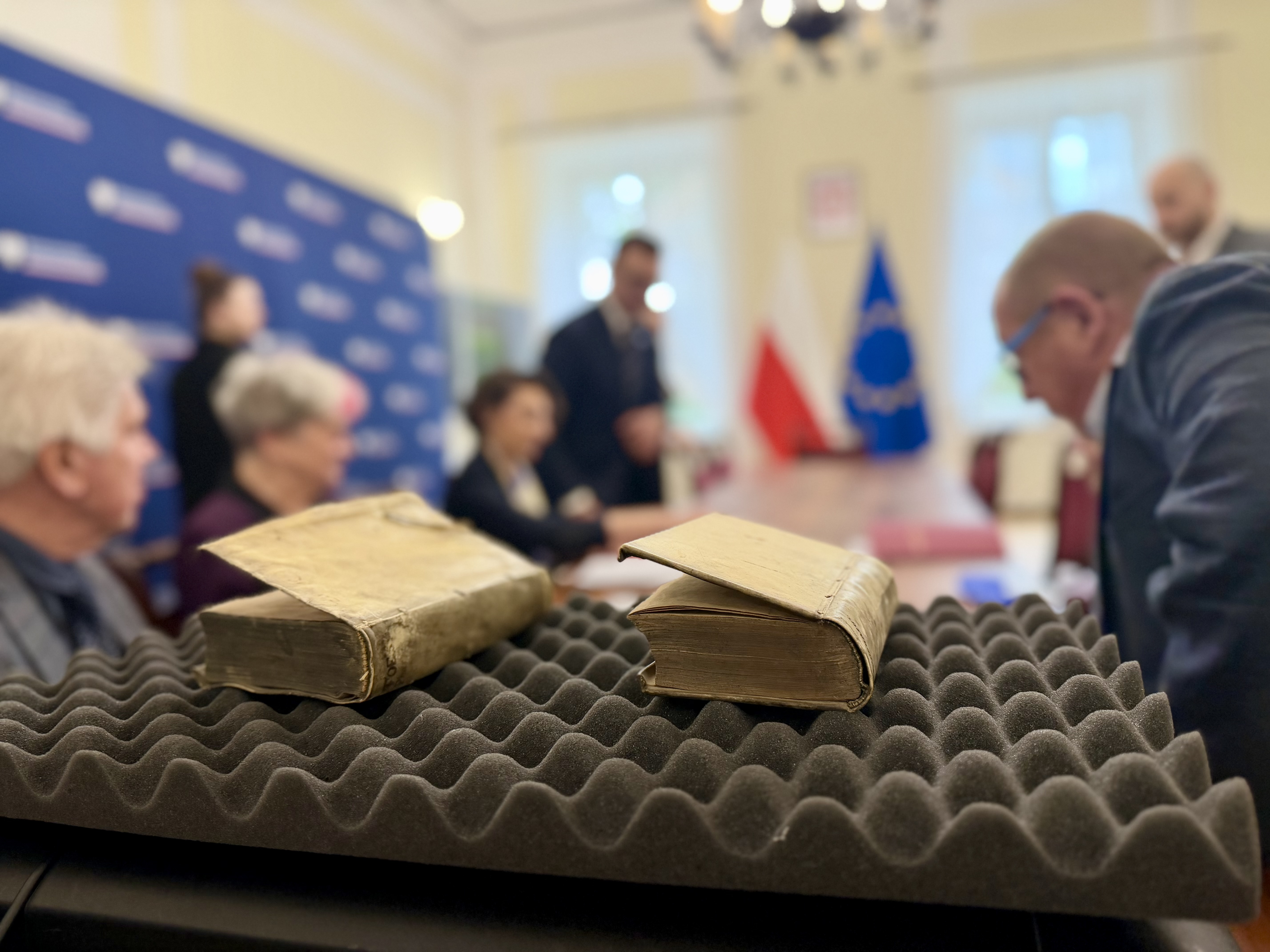 Dwa cenne starodruki wróciły do Elbląga