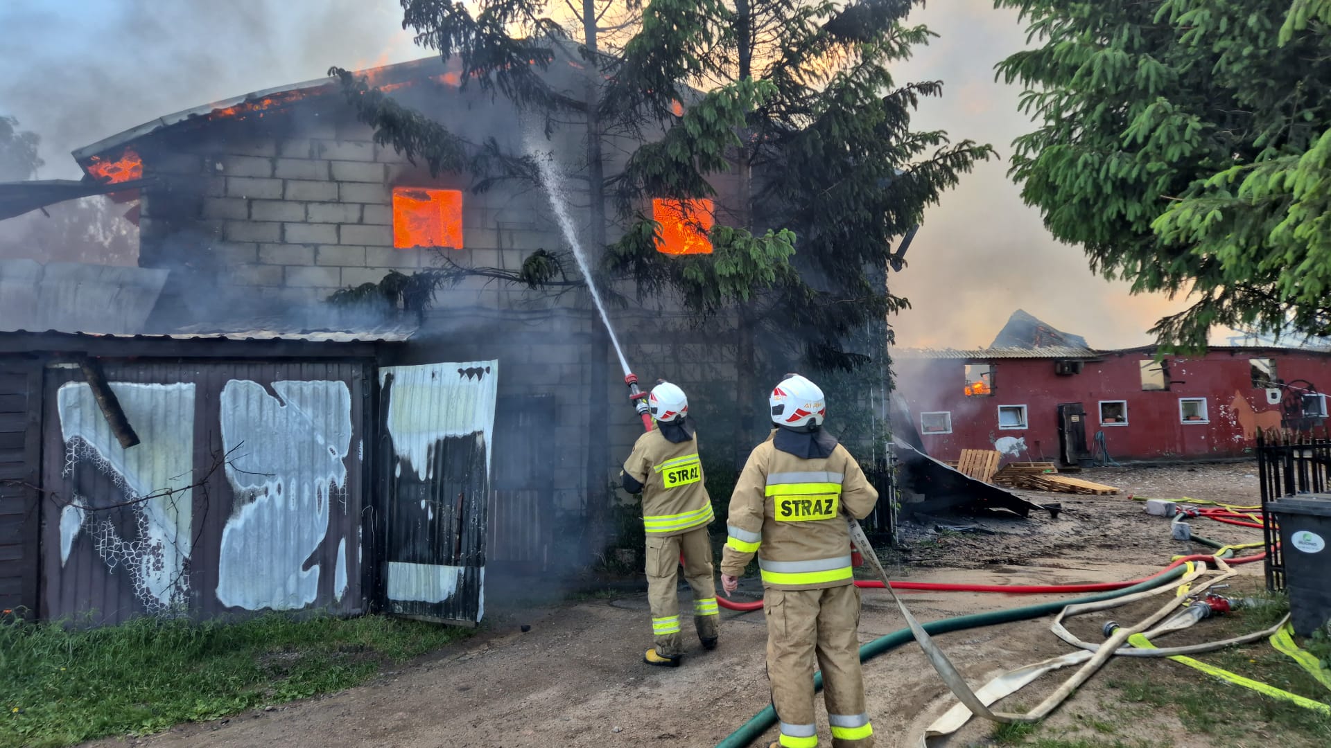 Pożar chlewni w powiecie ostródzkim. 14 zastępów straży pożarnej w akcji
