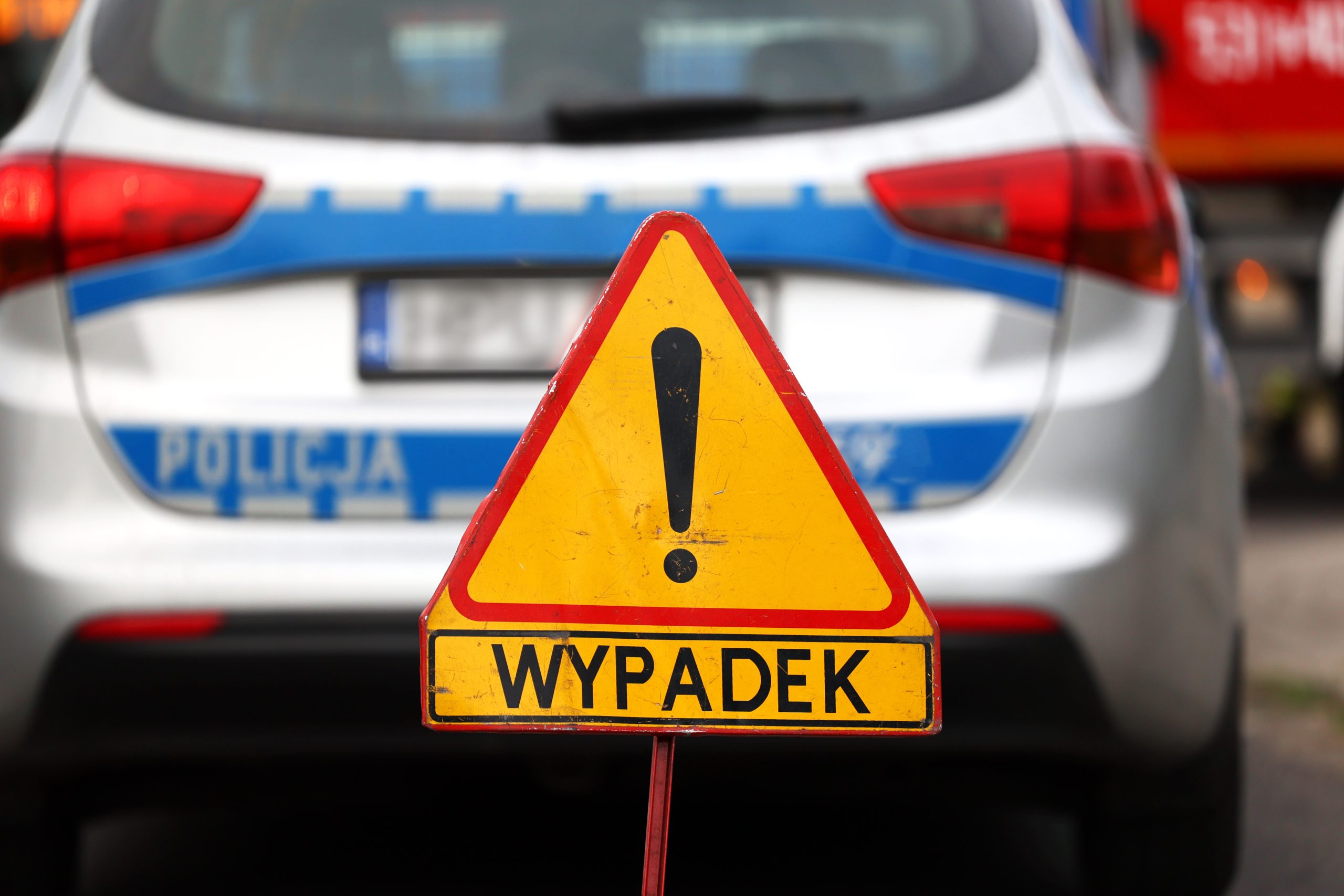 Wypadek w powiecie bartoszyckim. Kierowca nie żyje, droga zablokowana