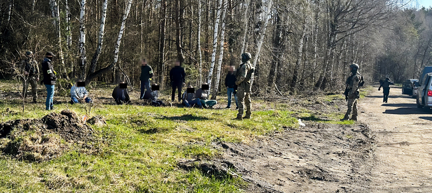 Nielegalne składowisko odpadów koło Nidzicy. Zatrzymano kilkanaście osób