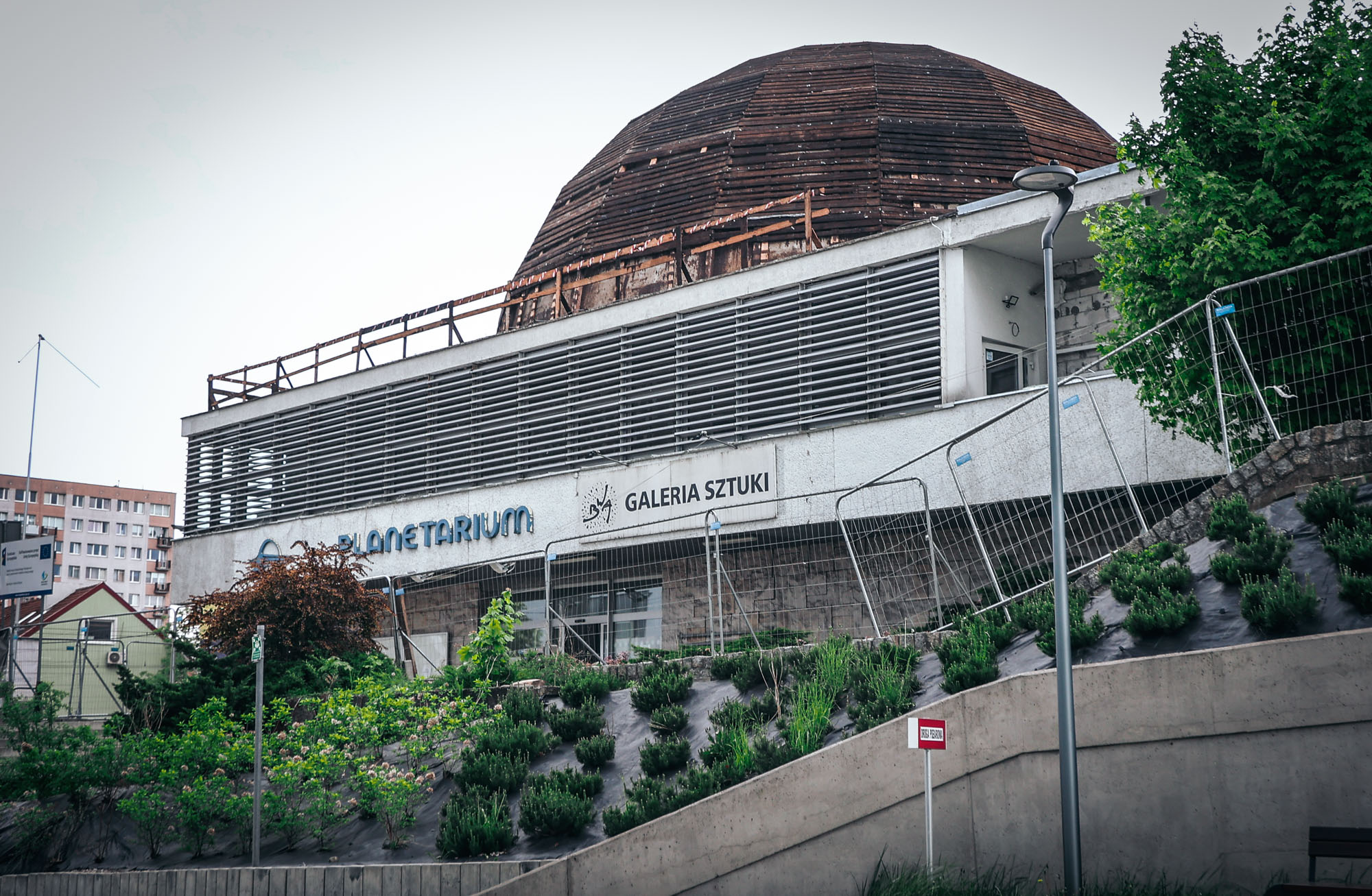 Znika charakterystyczna kopuła olsztyńskiego planetarium