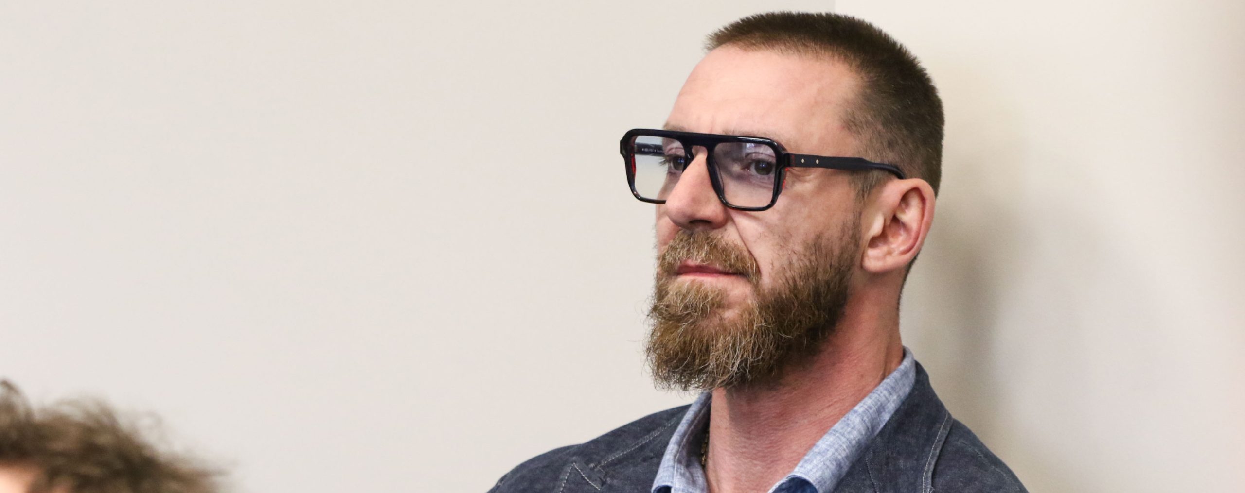 Adwokat od „trumien na kółkach” poszukiwany przez policję listem gończym