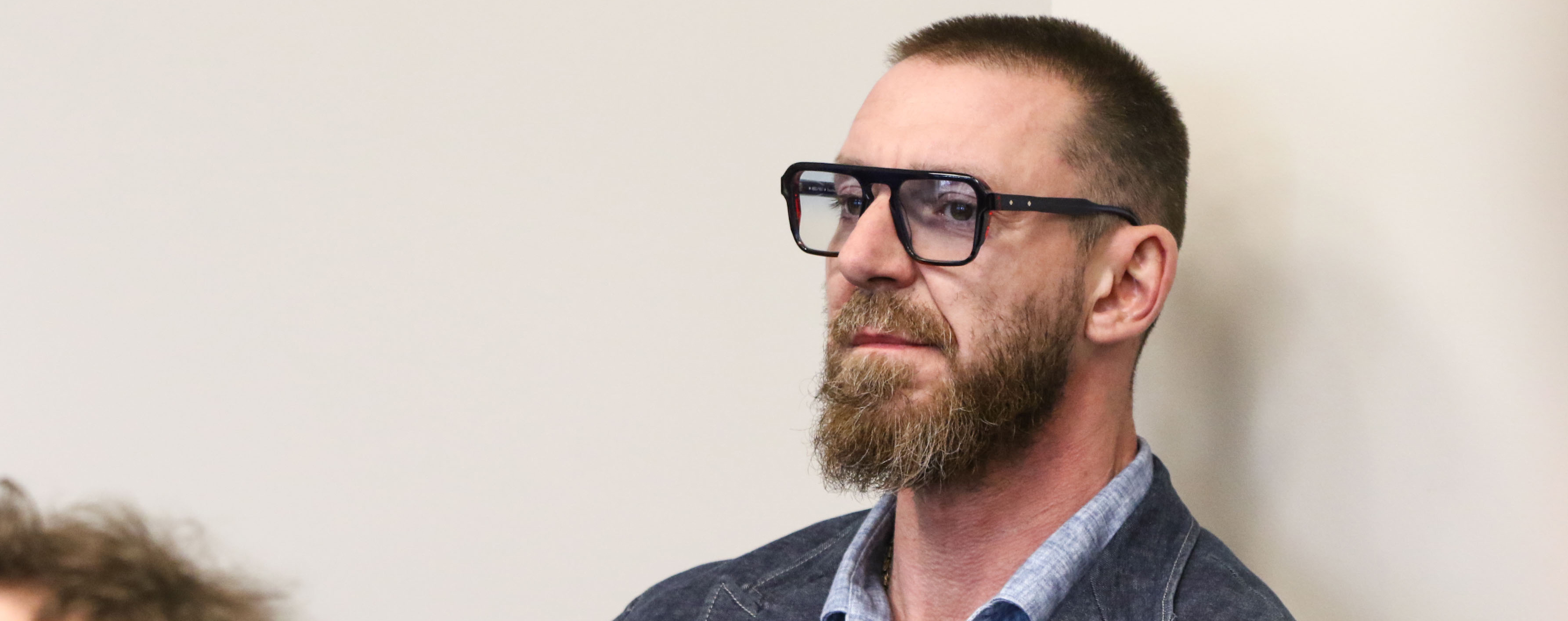 Adwokat od „trumien na kółkach” poszukiwany przez policję listem gończym