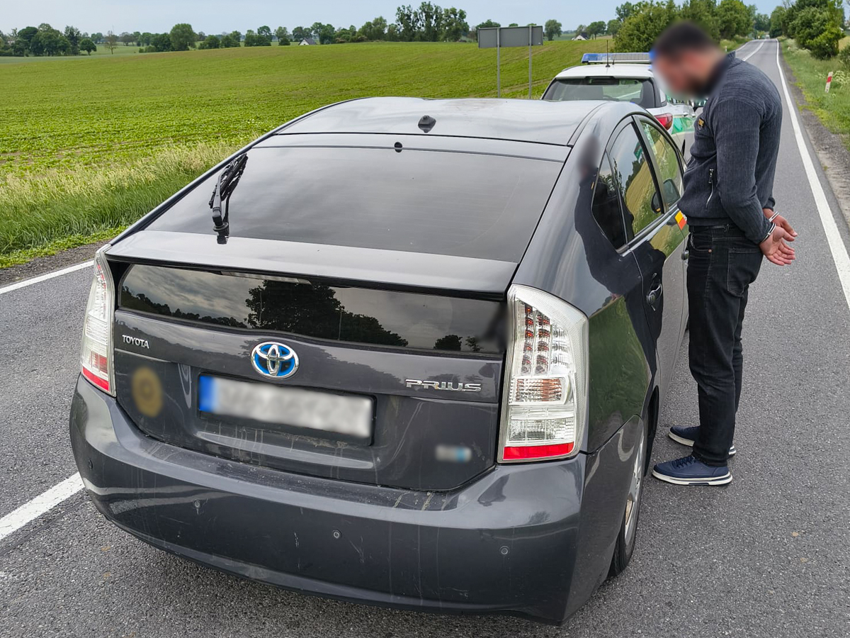 Nielegalni migranci zatrzymani w aucie na polskich tablicach. Kurier trafił do aresztu