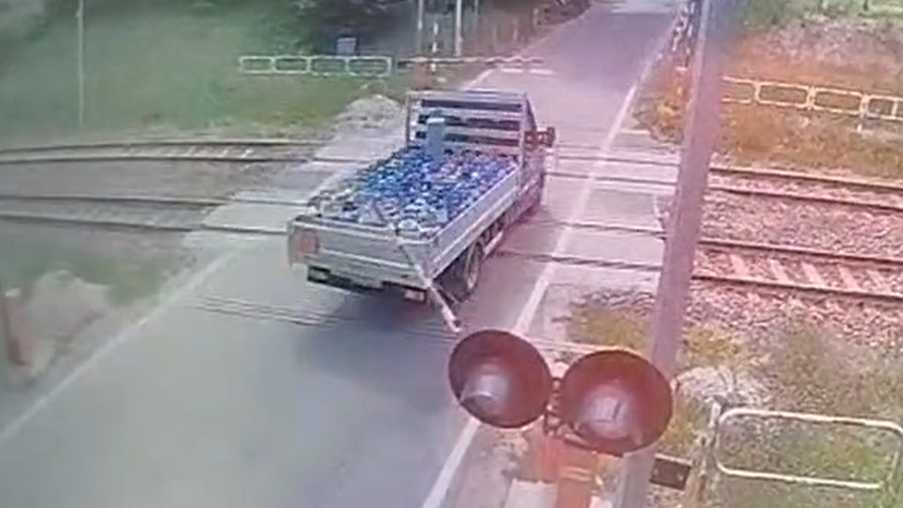 Kierowca wyważył szlaban kolejowy  i… sam wezwał policję
