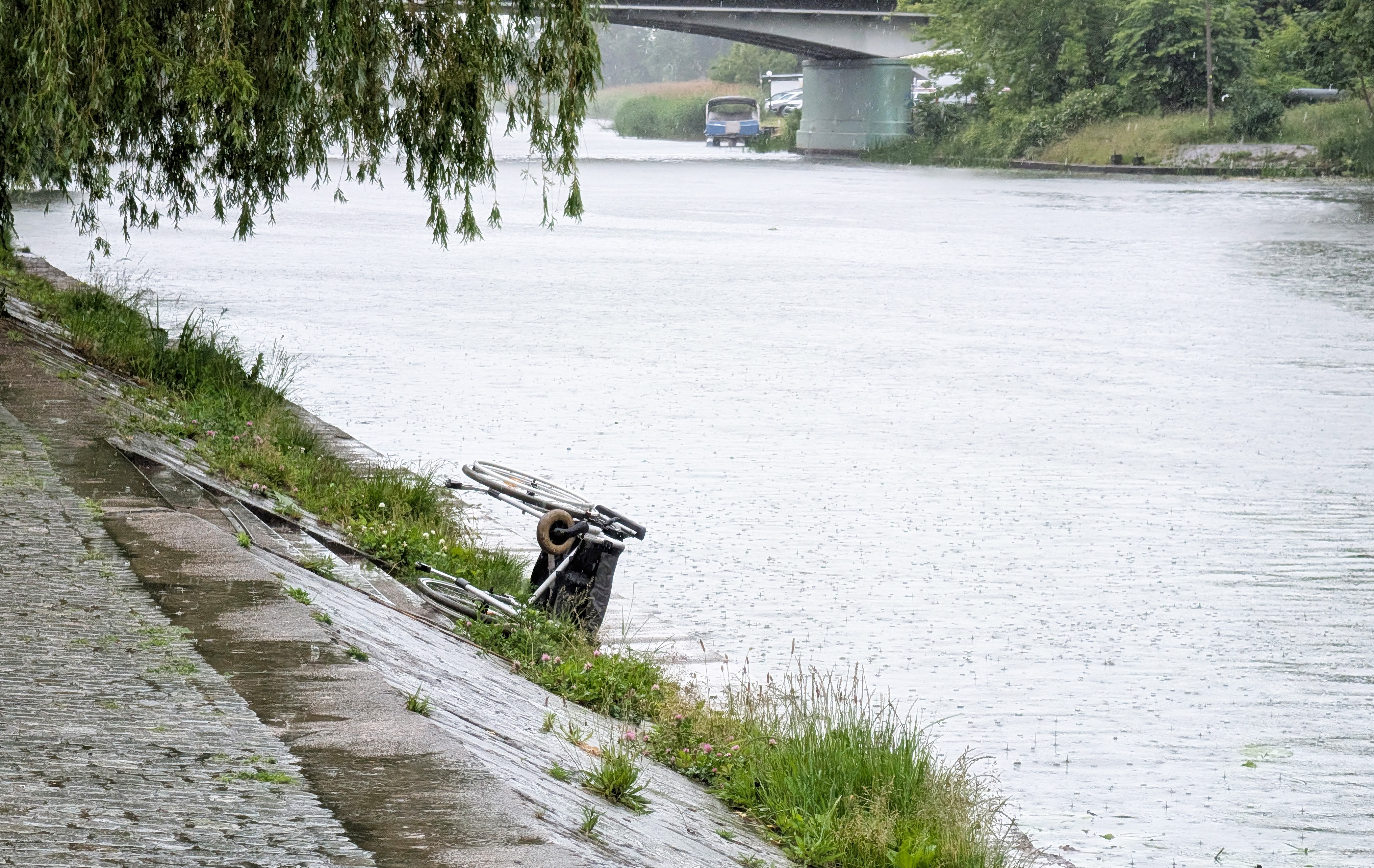 Poszukiwania nad rzeką Elbląg. Służby sprawdzają, czy doszło do wypadku