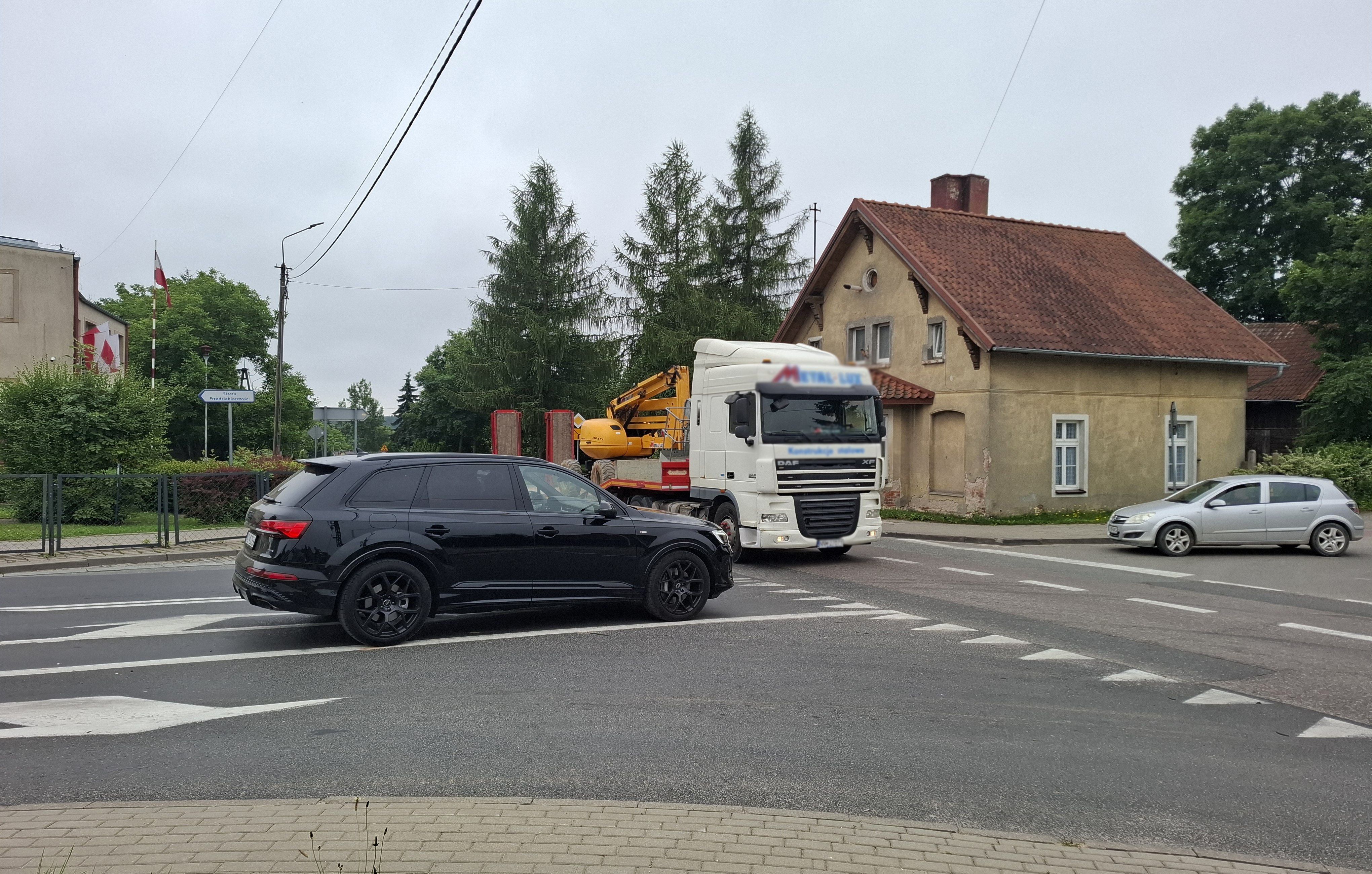 „Niebezpieczne miejsce”. Działacze partii Razem apelują o przebudowę skrzyżowania w Dywitach