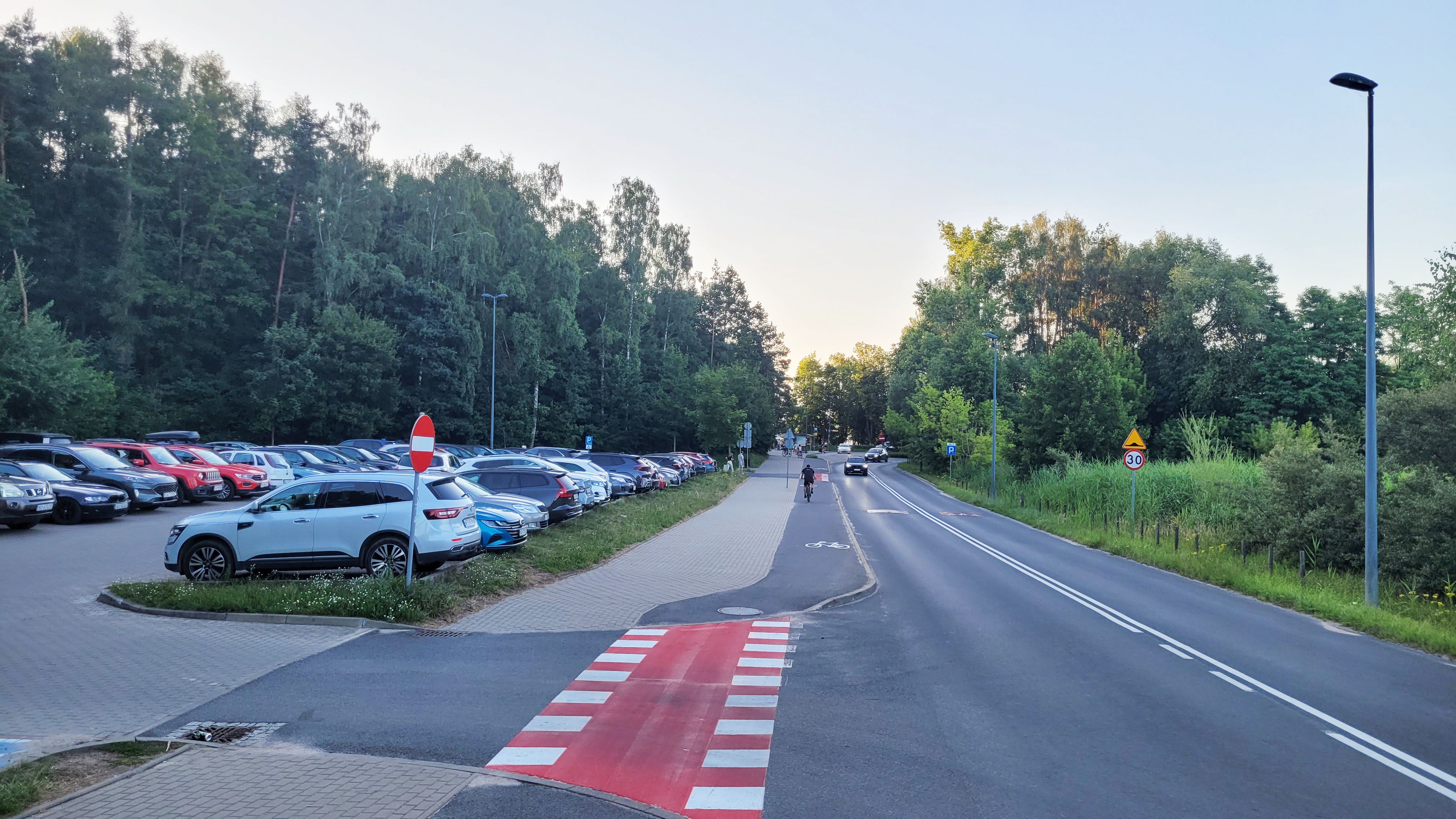 Parkingowy problem przy Plaży Miejskiej. Straż miejska ma pełne ręce pracy