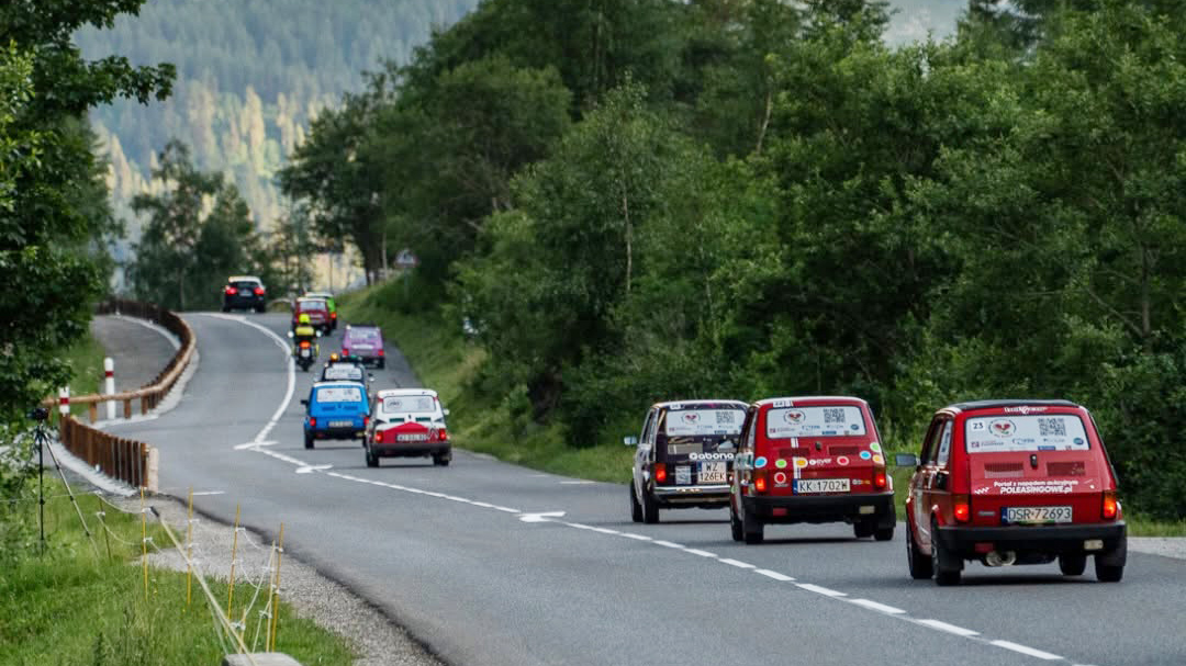 Jadą tysiące kilometrów, by pomagać dzieciom. Wielka Wyprawa Maluchów trwa